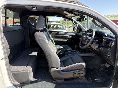 Toyota HILUX 2.8 LEGEND 4X4 A/T E/CAB in Namibia
