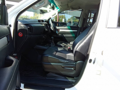Toyota Hilux 2.4 SR 4x4 Man in Namibia