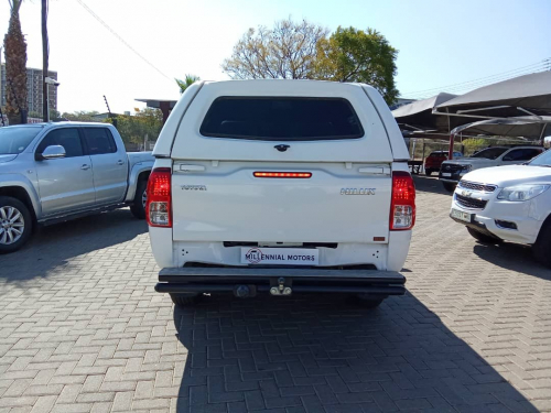Toyota Hilux 2.4 SR 4x4 Man in Namibia