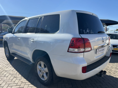 Toyota Land Cruiser 200 VX 4.6V8 in Namibia