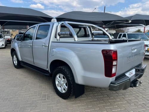 Isuzu KB 240I LE 4x4 P/U D/C in Namibia