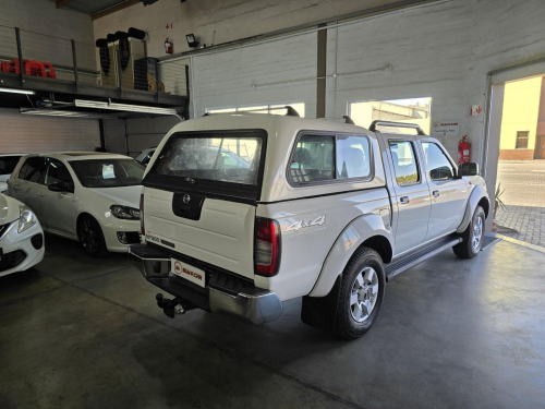 Nissan Nissan Np 300 D/cab 2.5 TDI 4x4 M/T in Namibia