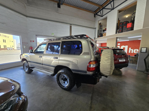 Toyota Toyota Land Cruiser 4.5 EFI 100 Series in Namibia