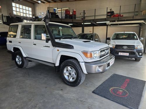 Toyota TOYOTA LAND CRUISER 76 4.5 V8 S/W in Namibia