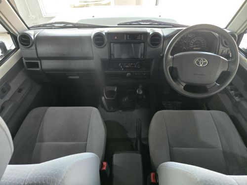 Toyota TOYOTA LAND CRUISER 76 4.5 V8 S/W in Namibia