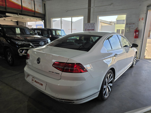 Volkswagen Volkswagen Passat 2.0 TSI R-LINE DSG in Namibia