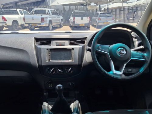 Nissan Navara 2.5 TDI D/C 4x4 in Namibia