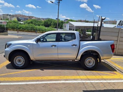 Nissan Navara 2.5 TDI D/C 4x4 in Namibia