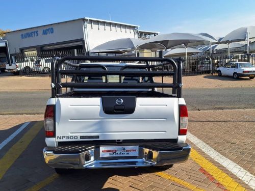 Nissan NP300 2.5 D/C 4x4 in Namibia