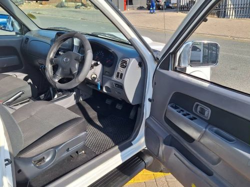 Nissan NP300 2.5 D/C 4x4 in Namibia