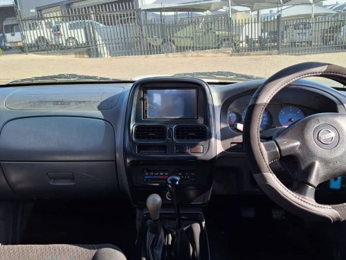 Nissan NP300 2.5 D/C 4x4 in Namibia