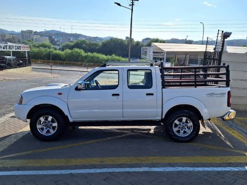 Nissan NP300 2.5 D/C 4x4 in Namibia
