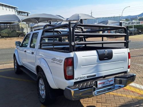 Nissan NP300 2.5 D/C 4x4 in Namibia