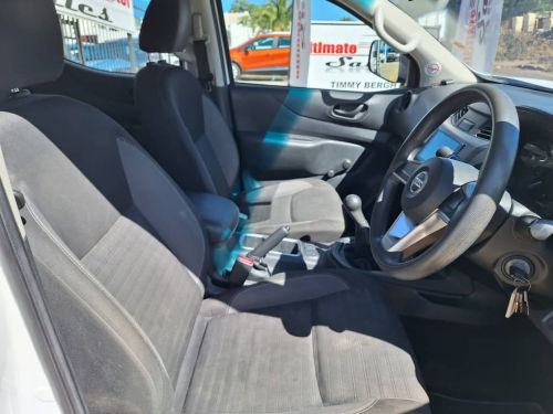 Nissan Navara 2.5 XE  D/C 4x4 Deal Assistance in Namibia