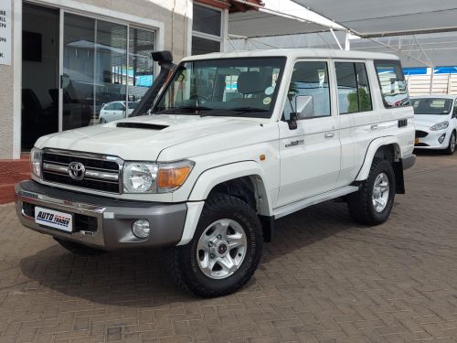 Toyota Landcruiser 76 V8 SW in Namibia