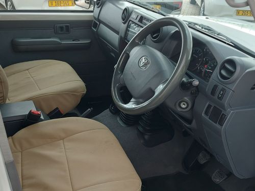 Toyota Landcruiser 76 V8 SW in Namibia