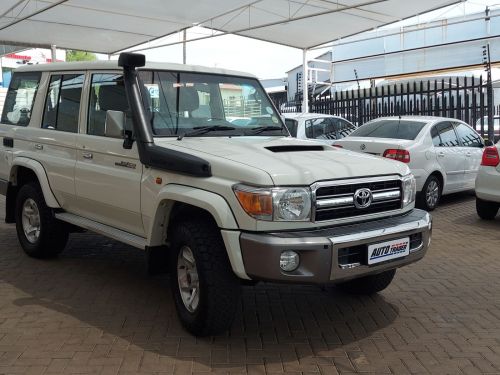 Toyota Landcruiser 76 V8 SW in Namibia