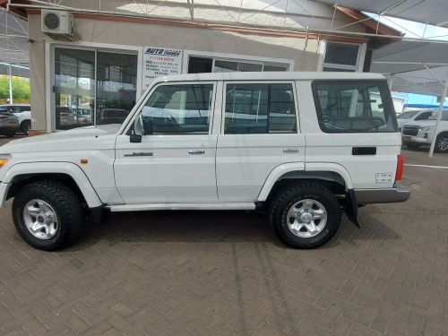 Toyota Landcruiser 76 V8 SW in Namibia