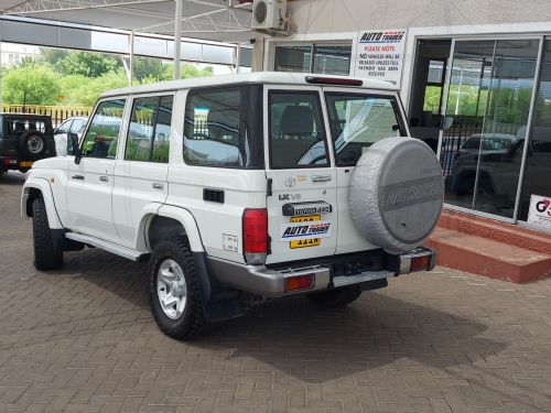 Toyota Landcruiser 76 V8 SW in Namibia