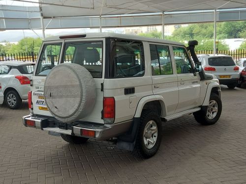Toyota Landcruiser 76 V8 SW in Namibia
