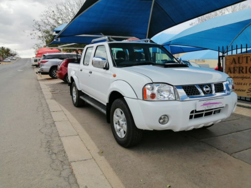Nissan NP300 2.5 DC 4x4 in Namibia