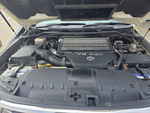 Toyota LAND CRUISER 200 V8 VX 4.5D 4X4 A/T in Namibia