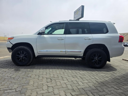 Toyota LAND CRUISER 200 V8 VX 4.5D 4X4 A/T in Namibia