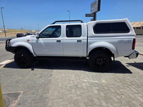 Nissan NP300 HARDBODY 2.5 TDI 4X4 M/T D/C in Namibia