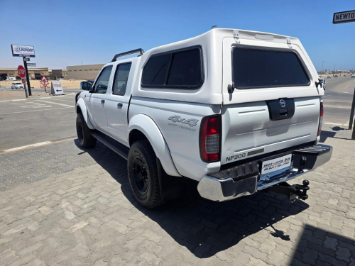 Nissan NP300 HARDBODY 2.5 TDI 4X4 M/T D/C in Namibia