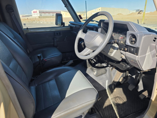Toyota LANDCRUISER 4.5 EFI M/T 4X4 P/U D/C CAMPER in Namibia
