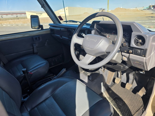 Toyota LANDCRUISER 4.5 EFI M/T 4X4 P/U D/C CAMPER in Namibia