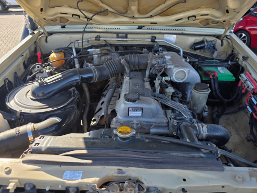 Toyota LANDCRUISER 4.5 EFI M/T 4X4 P/U D/C CAMPER in Namibia