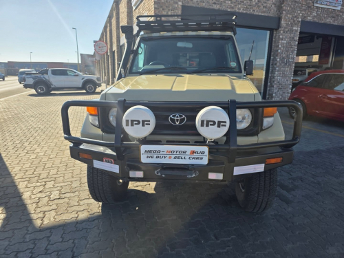 Toyota LANDCRUISER 4.5 EFI M/T 4X4 P/U D/C CAMPER in Namibia