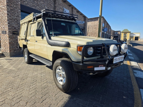 Toyota LANDCRUISER 4.5 EFI M/T 4X4 P/U D/C CAMPER in Namibia