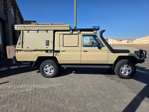 Toyota LANDCRUISER 4.5 EFI M/T 4X4 P/U D/C CAMPER in Namibia