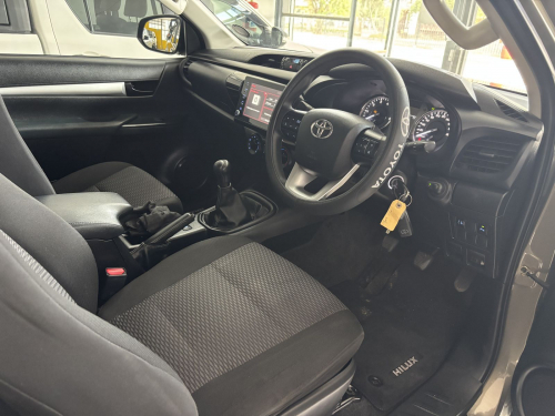 Toyota Hilux 2.4 Ex/cab 2x4 M/t in Namibia
