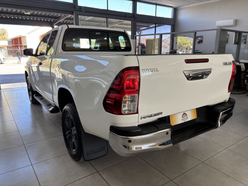 Toyota Hilux Ex/cab 2.4 A/t 2x4 in Namibia