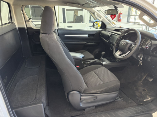 Toyota Hilux Ex/cab 2.4 A/t 2x4 in Namibia