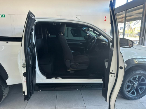 Toyota Hilux Legend 2.8 Ex/cab 2x4 M/t in Namibia