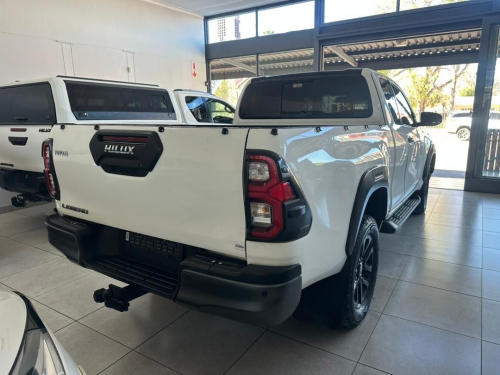 Toyota Hilux Legend 2.8 Ex/cab 2x4 M/t in Namibia