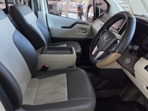 Toyota Quantum 2.8 GL SLWB AT 14 Seater in Namibia