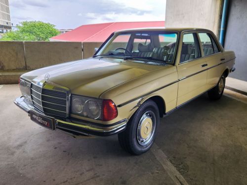 Mercedes-Benz 230 SE W123 in Namibia