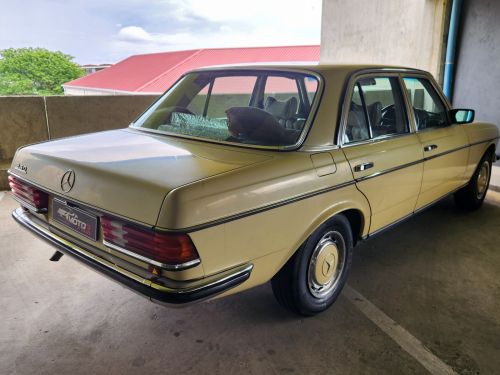Mercedes-Benz 230 SE W123 in Namibia