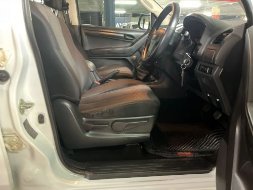 Isuzu KB 240i LE 4x4 Pick Up Double Cab in Namibia