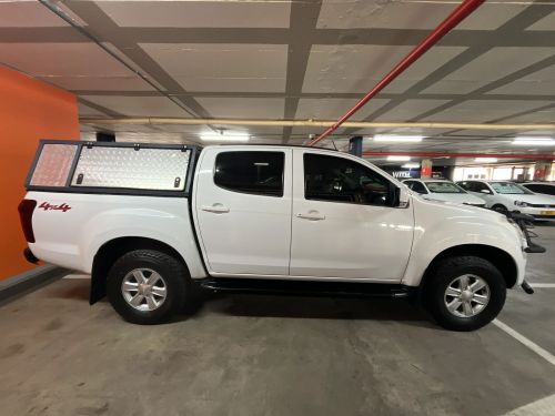 Isuzu KB 240i LE 4x4 Pick Up Double Cab in Namibia