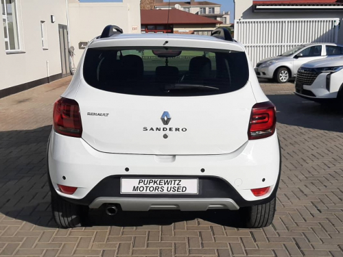 Renault SANDERO 900T STEPWAY DYNAMIQUE in Namibia