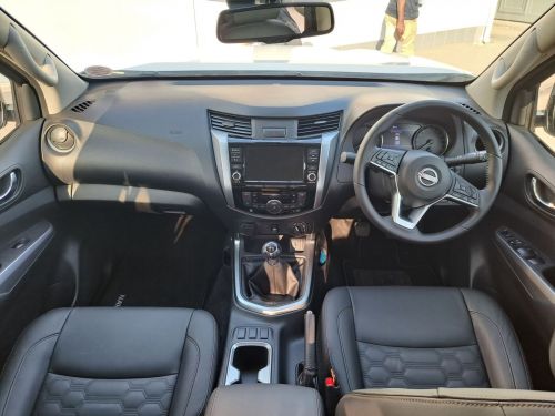 Nissan NAVARA 2.5TDI LE DC 4X4 AT in Namibia