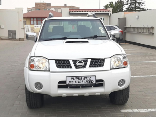 Nissan NP300 2.5 TD 4X4 DC MT in Namibia