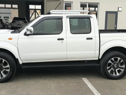 Nissan NP300 2.5 TD 4X4 DC MT in Namibia