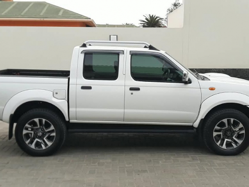 Nissan NP300 2.5 TD 4X4 DC MT in Namibia
